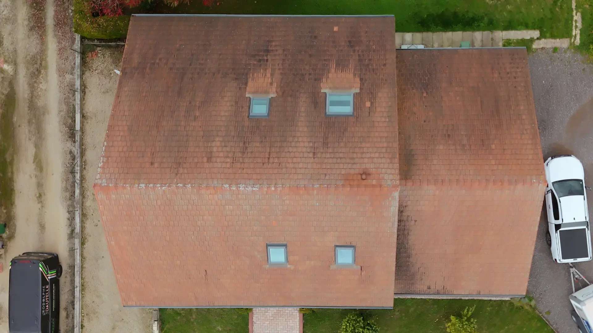 Toiture en tuiles avant nettoyage