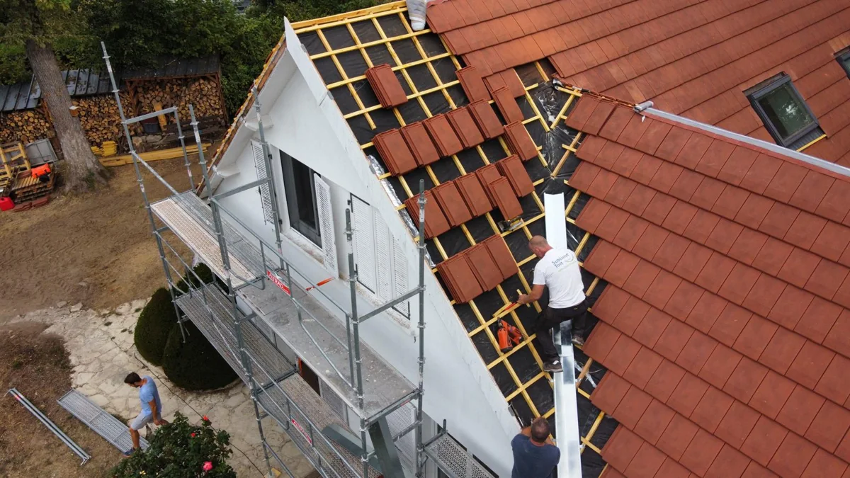 Chantier de remplacement de couverture en tuiles avec échafaudage