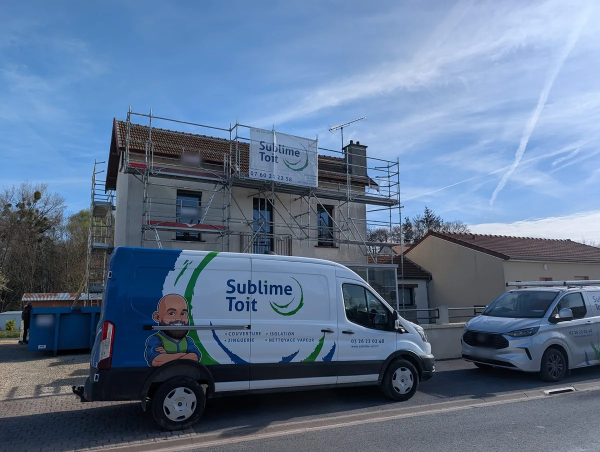 Chantier de remplacement de couverture à Bazancourt avec échafaudage et camion Sublime Toit